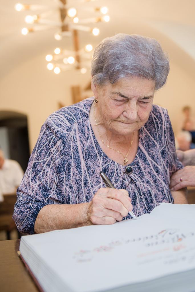 podpísanie pamätnej knihy jubilantkou