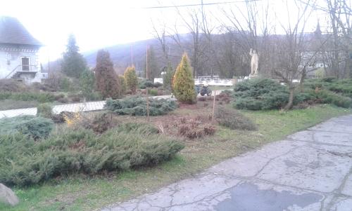 Údržba zelene pred Pamätníkom SNP