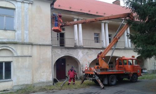 Oprava dažďových zvodov na školskom kaštieli