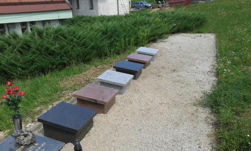 Schránky v urnovom háji